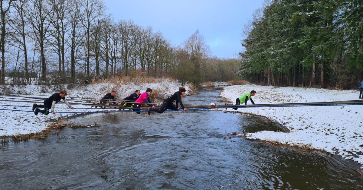 In kou en sneeuw leggen honderden deelnemers loodzwaar parcours af - Omroep Gelderland