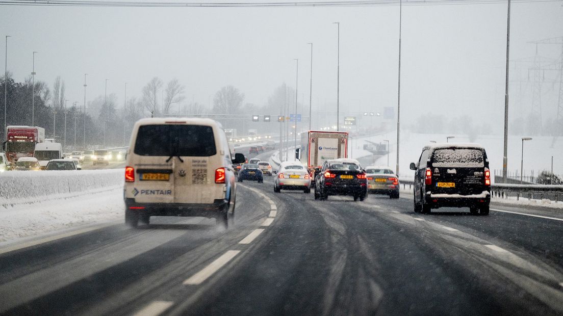 File op een besneeuwde A12, vanochtend