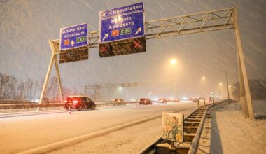 Ongeluk A28 tijdens hevige sneeuwval, automobilisten negeren rood kruis - RTV Utrecht
