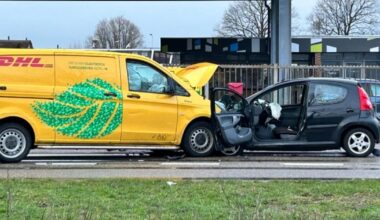 112-nieuws | Frontale botsing tussen bestelbusje en auto - Kogelgaten in raam van huis