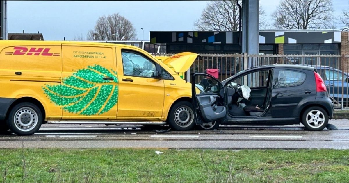 112-nieuws | Frontale botsing tussen bestelbusje en auto - Kogelgaten in raam van huis