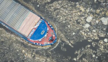 Rijkswaterstaat zet ijsbrekers in | Eerste ijsbanen open, ook in Earnewâld schaatsers