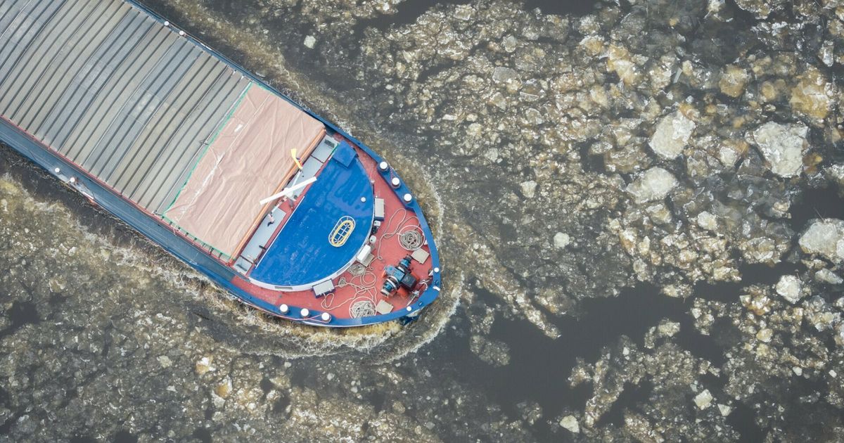 Rijkswaterstaat zet ijsbrekers in | Eerste ijsbanen open, ook in Earnewâld schaatsers