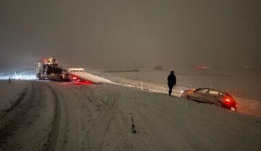 Ongelukken door gladheid: "De ene na de andere vrachtwagen glijdt van de weg"
