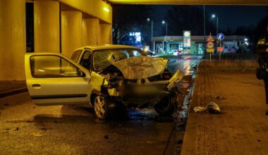 Auto botst op pijler viaduct, bestuurder overlijdt - Rijnmond