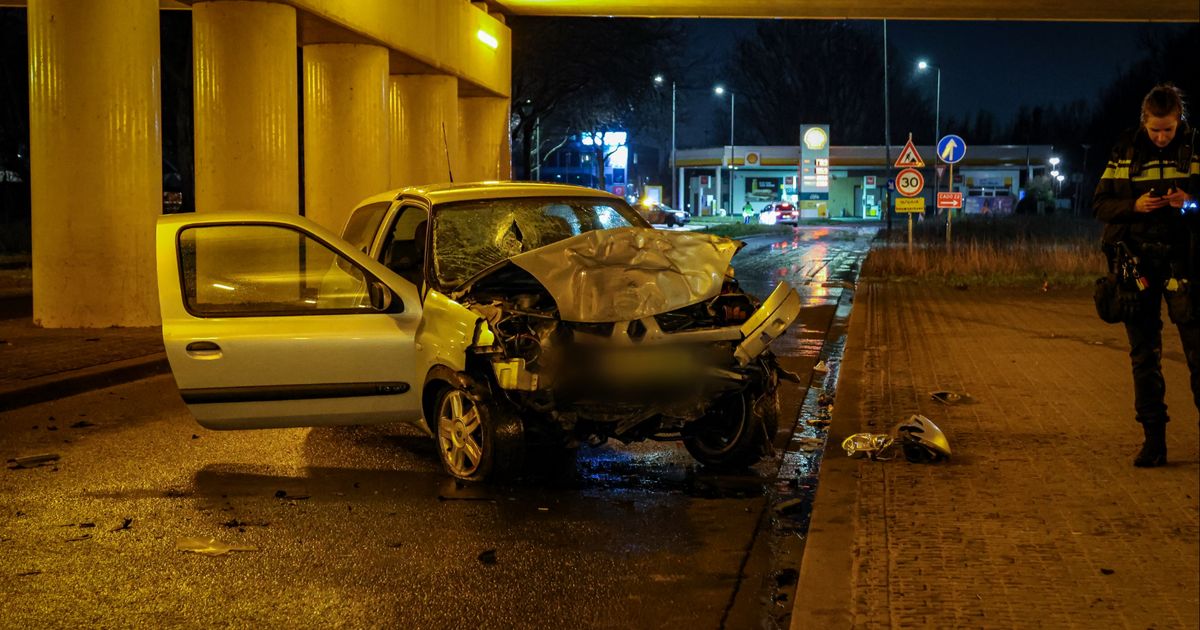 Auto botst op pijler viaduct, bestuurder overlijdt - Rijnmond