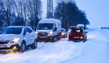 112-nieuws: Zorgen over dakconstructie IKEA door sneeuwval • Sneeuwduinen op de weg bij Stadskanaal