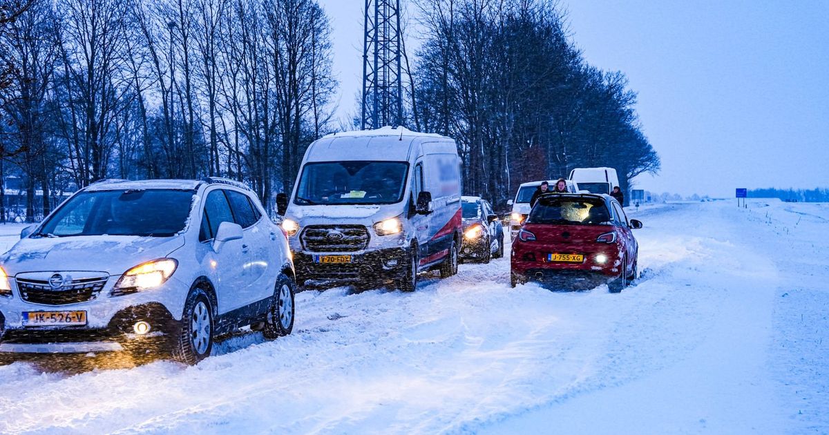 112-nieuws: Zorgen over dakconstructie IKEA door sneeuwval • Sneeuwduinen op de weg bij Stadskanaal