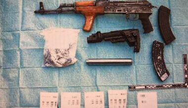 Acht jaar cel geëist voor enorm wapenarsenaal in auto | Overvaller rijdt op fiets autodealer binnen