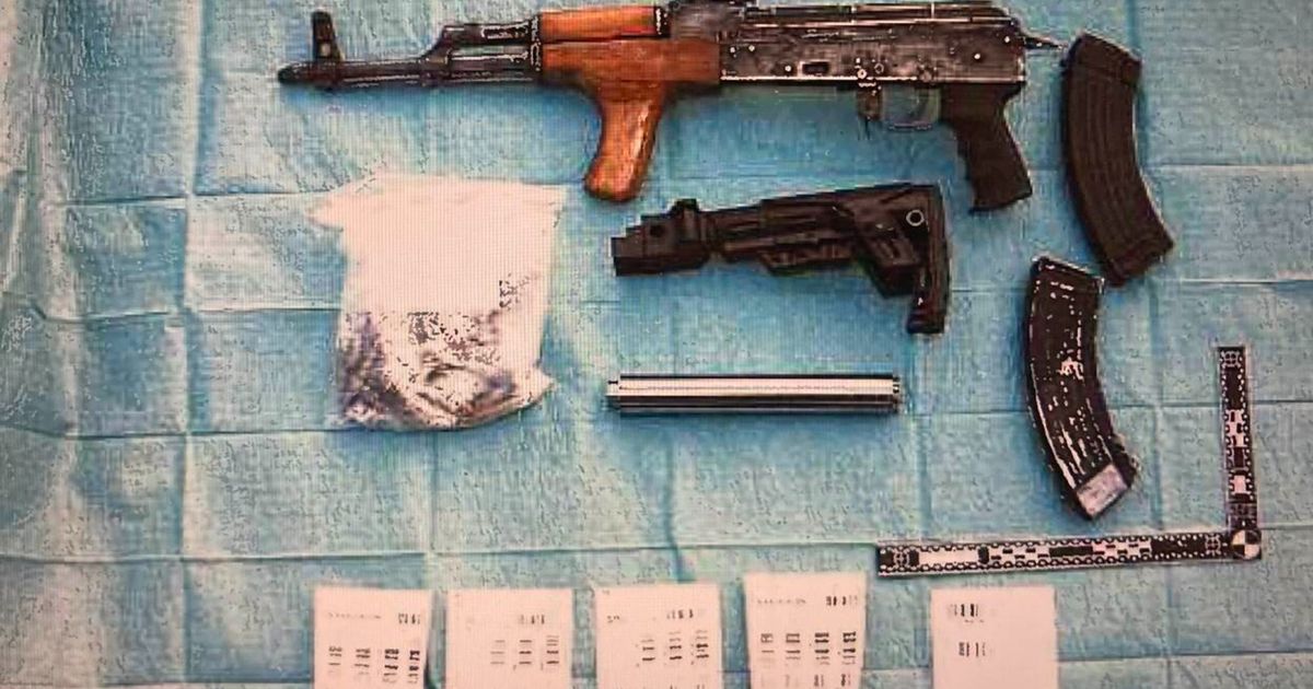 Acht jaar cel geëist voor enorm wapenarsenaal in auto | Overvaller rijdt op fiets autodealer binnen