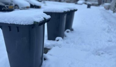 Afvalophalers hebben last van de sneeuw: ‘Willen niet dat wagen tegen auto’s aankomt’