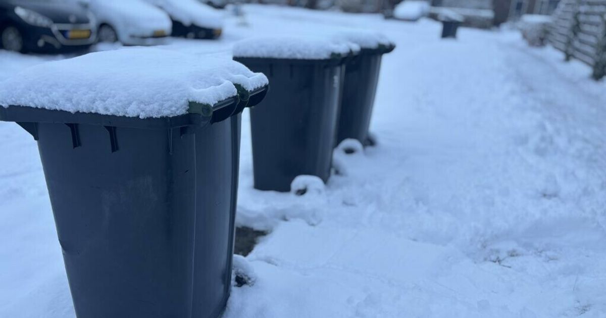 Afvalophalers hebben last van de sneeuw: ‘Willen niet dat wagen tegen auto’s aankomt’