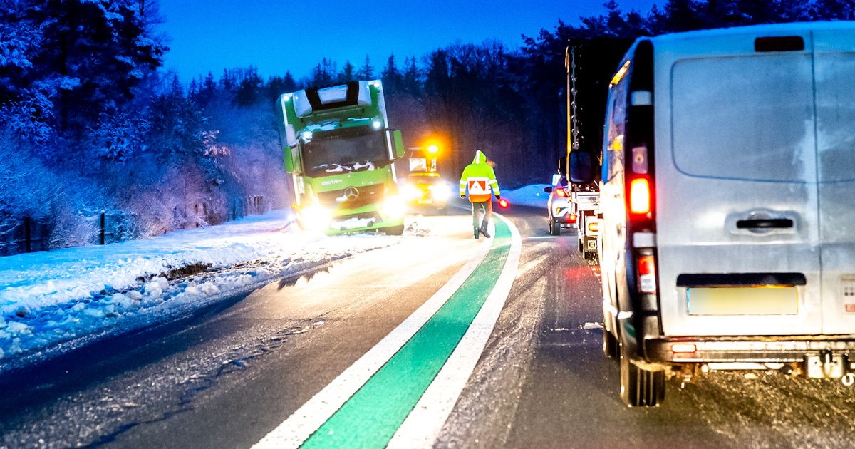 Ongelukken op gladde wegen | Geen busvervoer: "Kunnen verschil tussen weg en berm niet zien"