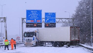 Geschaarde vrachtwagen op de A27 - RTV Utrecht