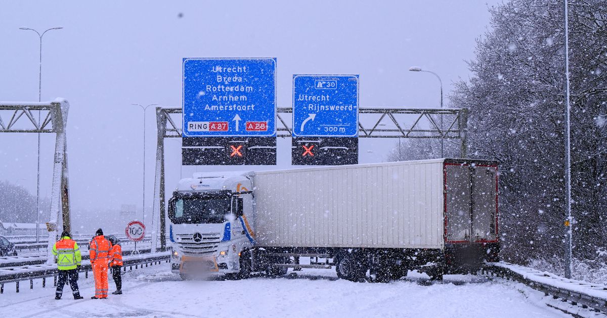 Geschaarde vrachtwagen op de A27 - RTV Utrecht