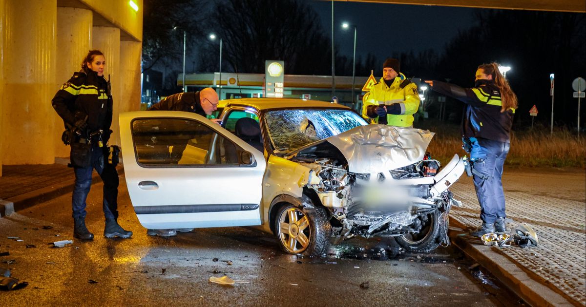 Automobilist die overleed na botsing op viaductpijler is 22-jarige man uit Capelle aan den IJssel - Rijnmond