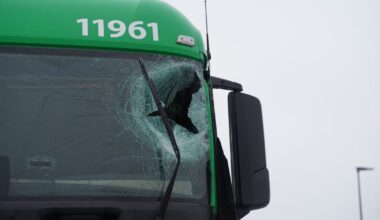 112 Nieuws: Vallend ijs laat gat achter in voorruit vrachtwagen - RTV Oost