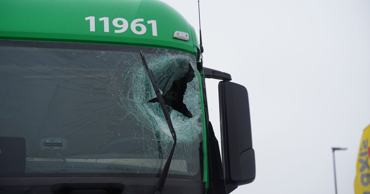 112 Nieuws: Vallend ijs laat gat achter in voorruit vrachtwagen - RTV Oost