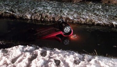 Meerdere auto’s te water door spekgladde wegen: omstanders redden drie mensen uit ijskoude sloot - Rijnmond