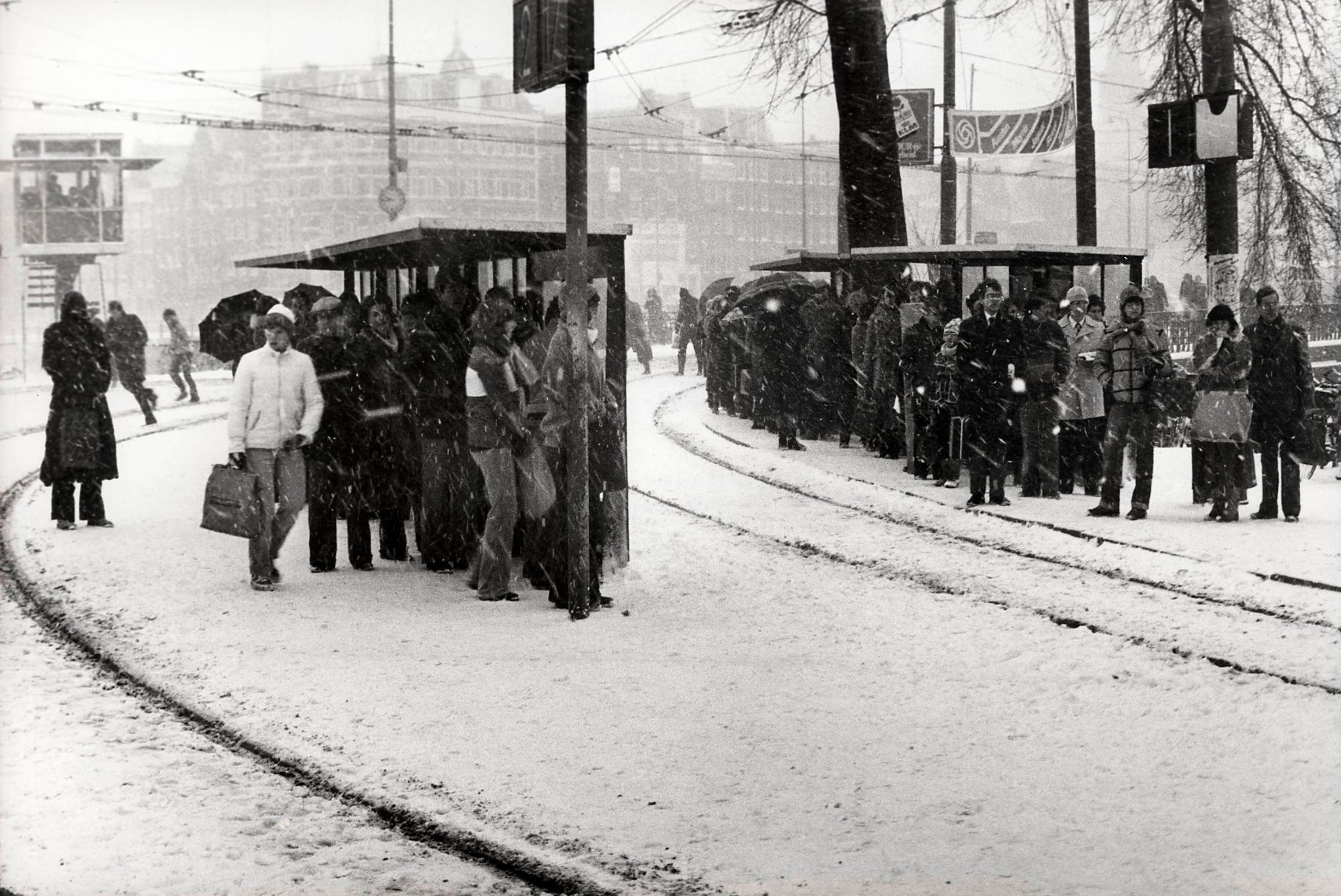 tramstation in amsterdam tijdens de sneeuwstorm van 1979