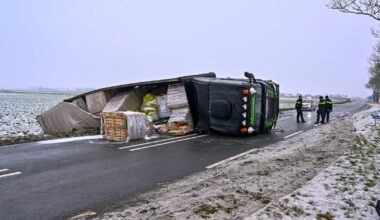 112-nieuws: Rijbaan N7 bij Stad gesloten nadat vrachtwagen twee banden verliest