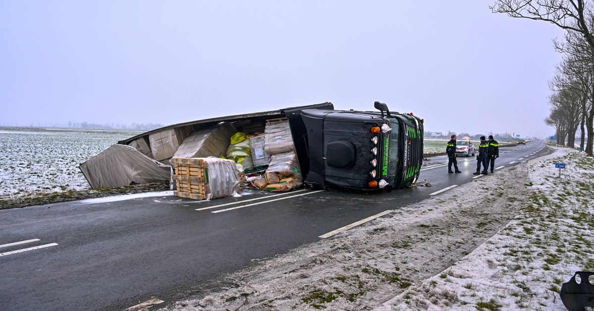 112-nieuws: Rijbaan N7 bij Stad gesloten nadat vrachtwagen twee banden verliest