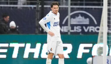 Danny Bakker (Telstar) had veel moeite met Ajax-middenvelder Klaassen