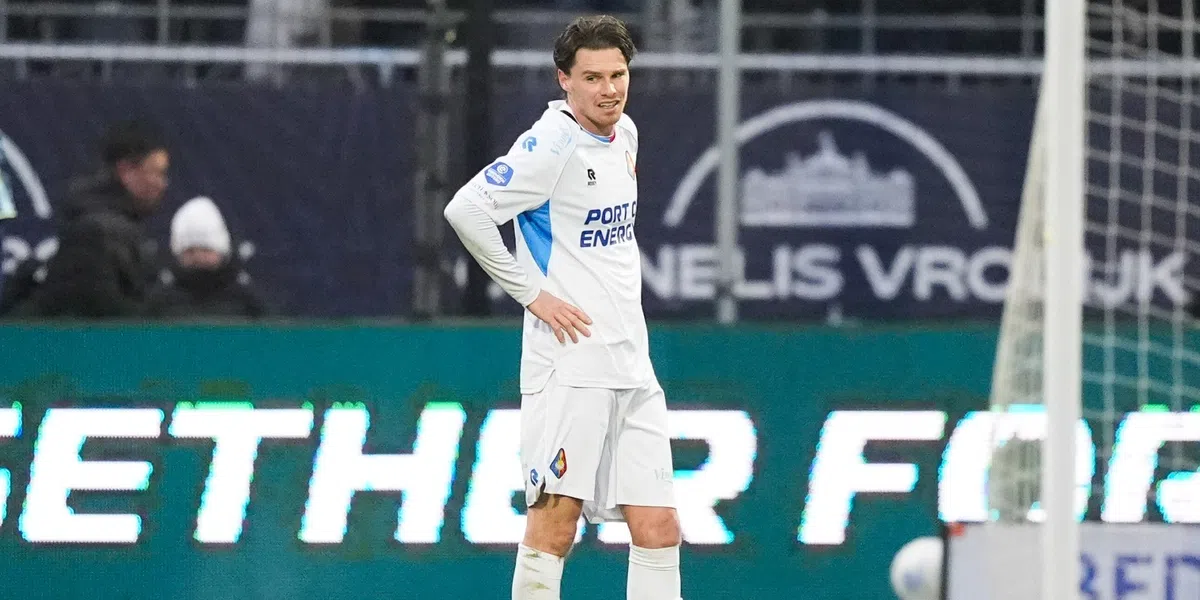 Danny Bakker (Telstar) had veel moeite met Ajax-middenvelder Klaassen