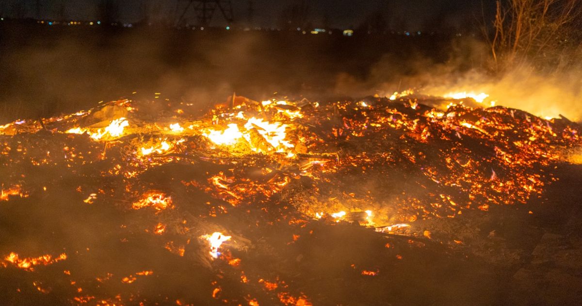 Het lijkt wel lava: vreugdevuur laait weer op | Auto botst op gladde snelweg tegen vrachtwagen - Rijnmond
