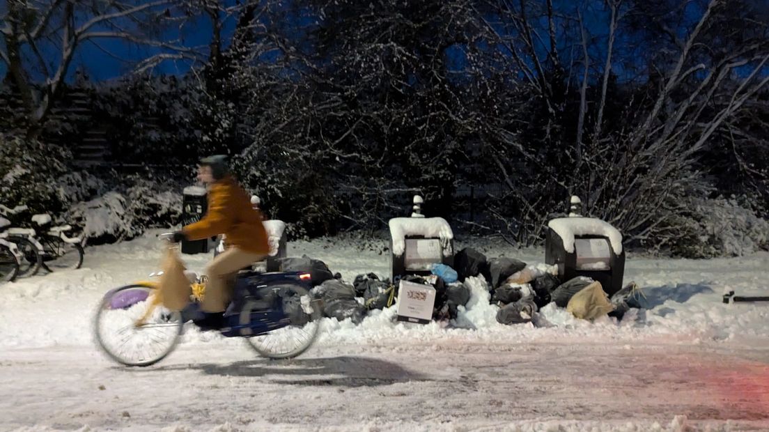 Vuilnis opgestapeld op de Cremerstraat in Utrecht