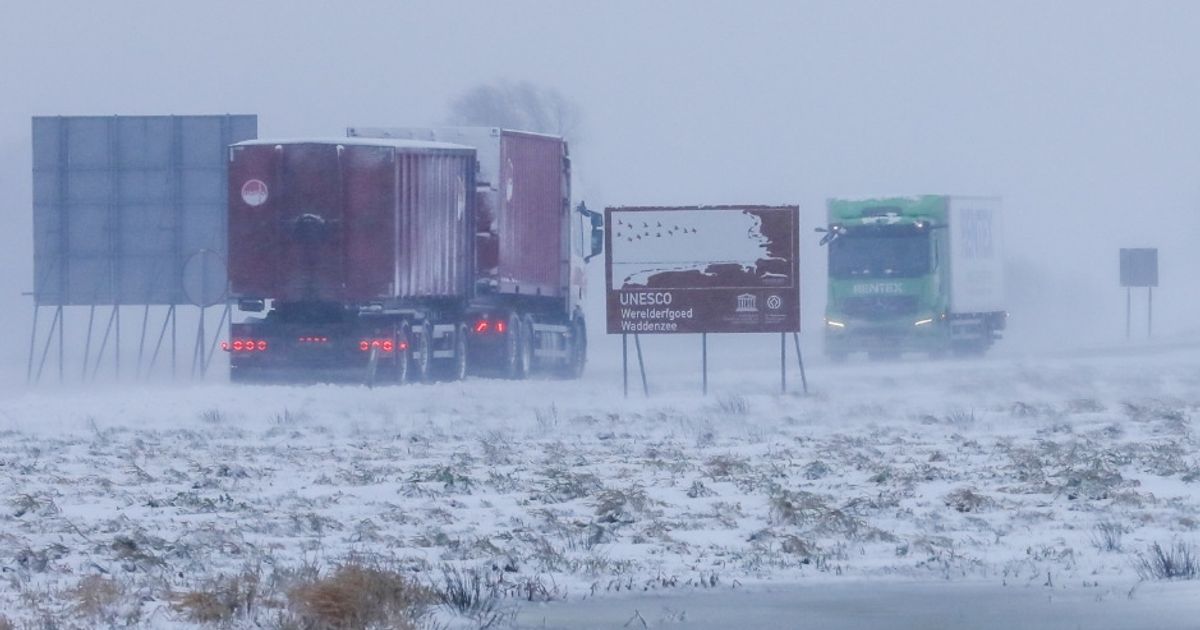 Gevaarlijke sneeuwjacht zorgt voor slecht zicht | De hele dag geen bussen op het vasteland - Omrop Fryslân
