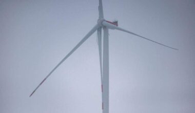 Duitse snelweg vlak over Limburgse grens dicht omdat stuk windmolenwiek dreigt te vallen