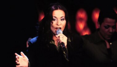 Trijntje Oosterhuis over moeizame start carrière: 'Kotsend in de coulissen'