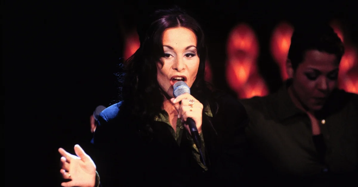 Trijntje Oosterhuis over moeizame start carrière: 'Kotsend in de coulissen'