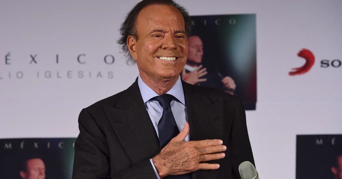 Julio Iglesias reageert op beschuldigingen van seksueel misbruik