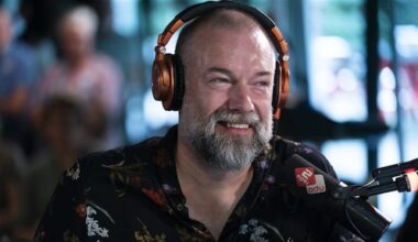 Jeroen Kijk in de Vegte vast in de sneeuw: ochtendshow vanuit huis