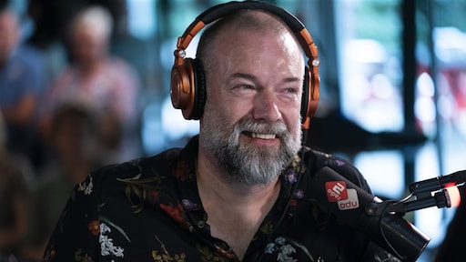 Jeroen Kijk in de Vegte vast in de sneeuw: ochtendshow vanuit huis