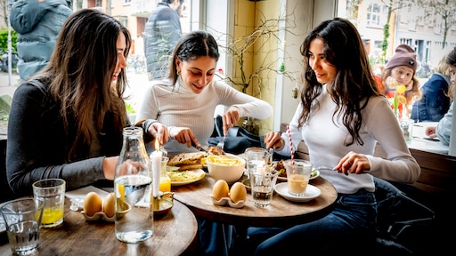 Nederlanders geven meer geld uit aan eten en drinken buiten deur