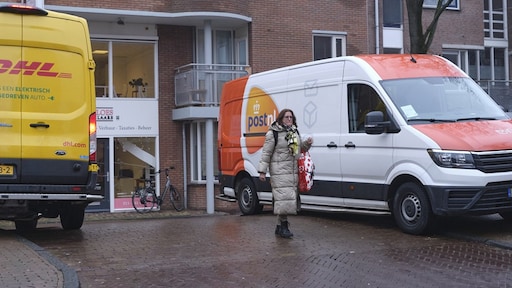 DHL mag niet op de stoep parkeren, PostNL wel: minister krijgt gelijk van rechter