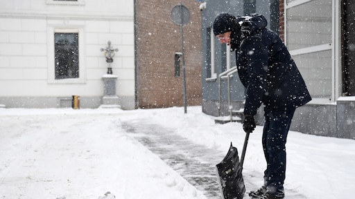 Je stoep sneeuwvrij maken, wie doet dat nog? 'Belangrijk voor ouderen en kinderen'
