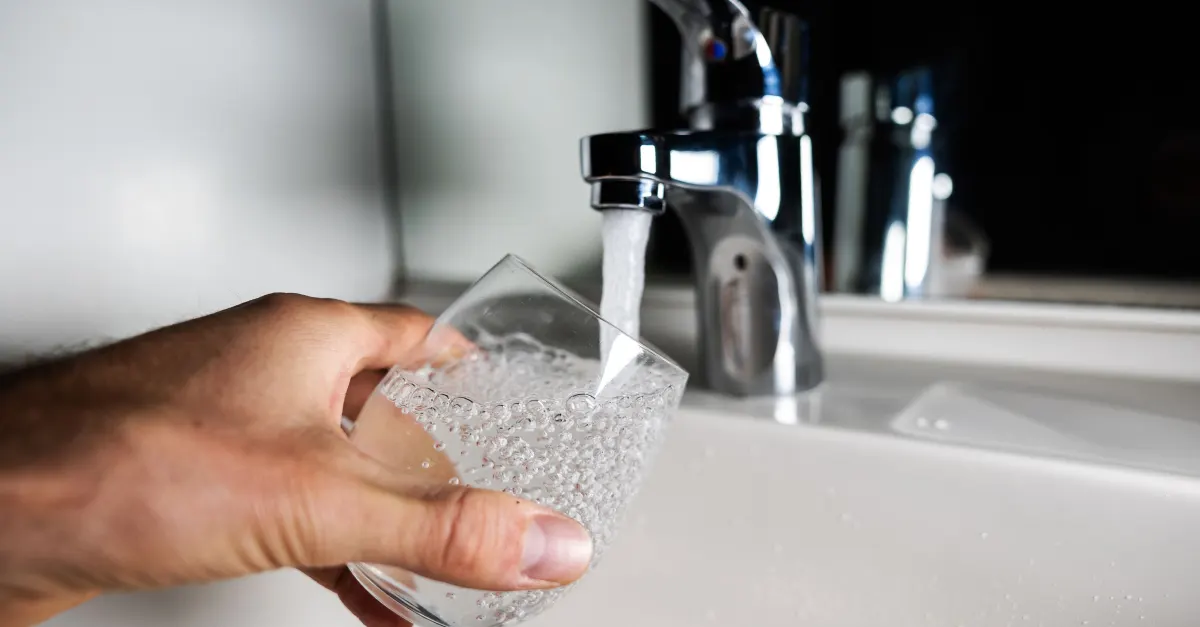 'Schoon drinkwater niet meer vanzelfsprekend: alarm om kraanwater'