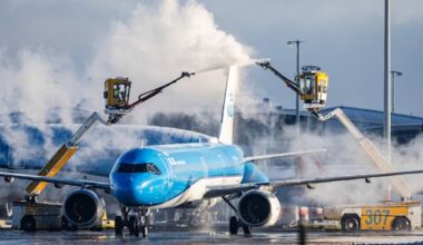 Tekort aan antivriesmiddel voor vliegtuigen dreigt op Schiphol: 'Niet vertrekken zonder'