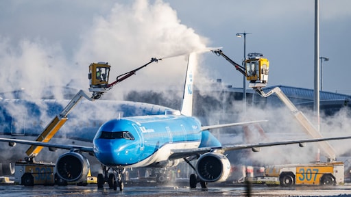 Tekort aan antivriesmiddel voor vliegtuigen dreigt op Schiphol: 'Niet vertrekken zonder'
