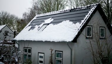 Als de dooi inzet beginnen de daken te lekken, waarschuwen verzekeraars