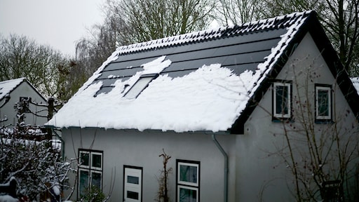 Als de dooi inzet beginnen de daken te lekken, waarschuwen verzekeraars