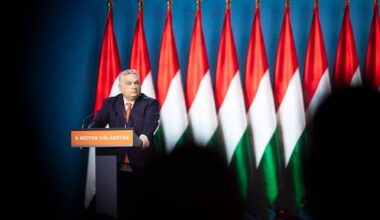 Rechts-populistische elite van Europa voert campagne voor worstelende Orbán