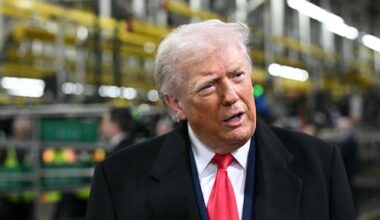Trump steekt middelvinger op naar fabrieksmedewerker, Witte Huis noemt het 'gepast'