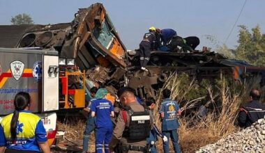 Bouwkraan stort op trein in Thailand: zeker 22 doden en bijna 80 gewonden - RTL.nl