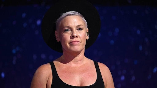 Pink brengt oud en nieuw door in ziekenhuis na operatie