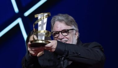 Del Toro speecht met 'gebroken hart' door overlijden van broer